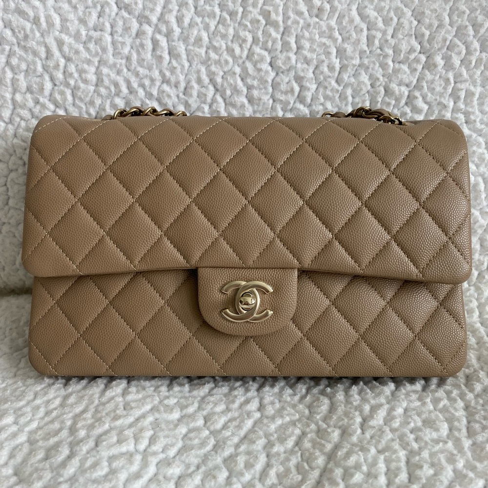 💗💗💗 BNIB - Chanel 22A dark beige medium classic flap